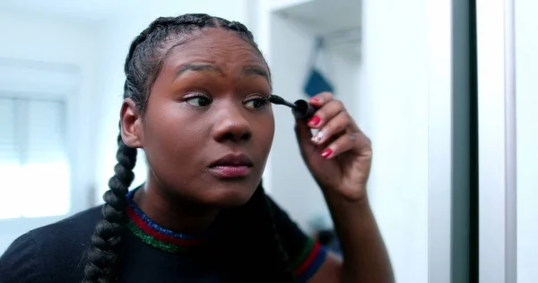 Casual African Woman Applying Make Front Mirror — Zdjęcie stockowe