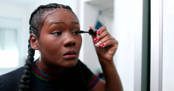 Casual African Woman Applying Make Front Mirror — Φωτογραφία Αρχείου