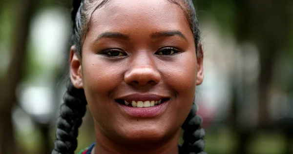 Candid Black Girl Smiling Portrait Face — Zdjęcie stockowe
