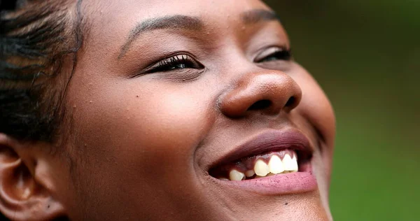 Black Woman Face Looking Sky Feeling Happy Smiling — Stock Photo, Image