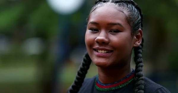 Black Girl Smiling Camera Tracking Circle Shot Young African Woman — Foto de Stock