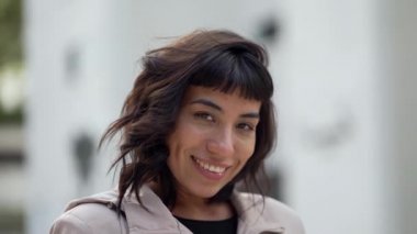 Kameraya gülümseyen yerli özellikleri olan İspanyol bir kadın. Güney Amerikalı 'nın portresi.