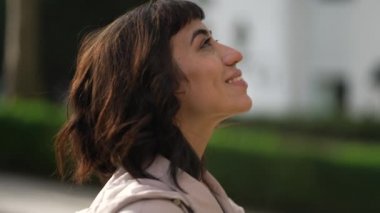 Umutla ve inançla gökyüzüne bakan bir kadın. Ruhsal insan, Tanrı 'nın varlığını ve ilahi varlığını hissederek derin derin düşünür.