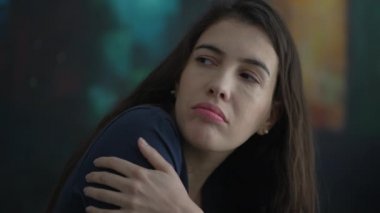 30 'lu yaşlarda karar vermeyi düşünen düşünceli bir kadın. İkilem içindeki düşünceli kişi