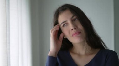 Çözüm hakkında derinden düşünen kafası karışık bir kadın. Seçim konusunda ikilemde olan kişi