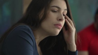 30 'lu yaşlarda çözüm arayan düşünceli bir kadın. Düşünceli ve düşünceli bir insan.