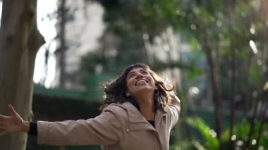 Kollarını havaya kaldırıp hayatı kutlayan mutlu bir İspanyol kadın. Neşeli bir Güney Amerikalı. Mutluluk kavramı