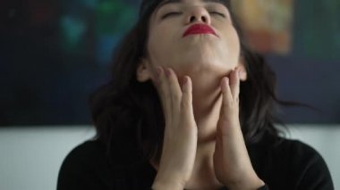 Endişeli bir Latin kız endişeli görünüyor. Endişeli genç, huzursuz kadın. Endişeli bir insan