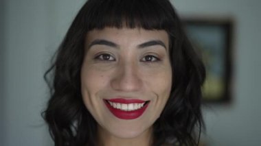 Gülümseyen bir Amerikan yerlisinin portresi. Bir Latin yüzlü yakın tebessüm