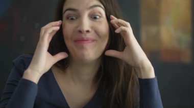 Heyecanlı genç bir kadın, haberlere olan inançsızlığını hissediyor. Mutlu kız.