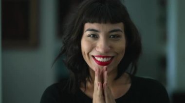 Minnettar kadın anlamlı bir yüz portresi. İyi haberi kutlayan mutlu bir genç. Pozitif duygu