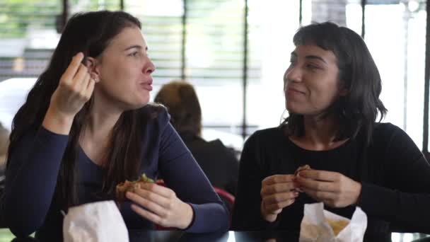 Female Friends Hanging Out Together Restaurant Eating Burgers Talking Girlfriends — Vídeos de Stock