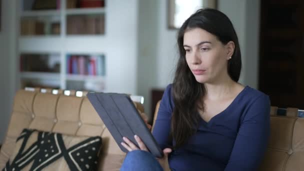 Oturma Odasındaki Koltukta Oturan Kadın Ciddi Bir Ifadeyle Tablet Cihaz — Stok video