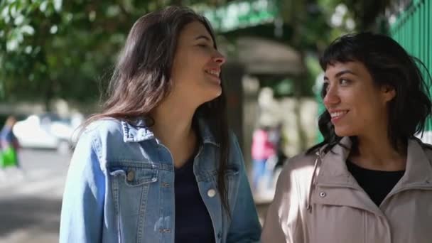 Two Happy Female Friends Natural Authentic Laugh Smile City Sidewalk — Vídeo de Stock