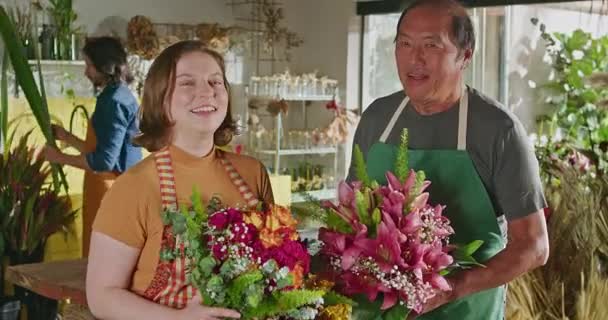 Group Diverse Flower Shop Employees Standing Retail Store Holding Bouquet — Vídeo de stock