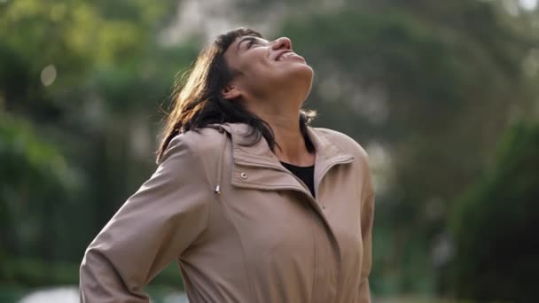 Щаслива Божевільна Жінка Яка Дивиться Небо Почувається Гратефуль Південноамериканська Дівчина — стокове відео