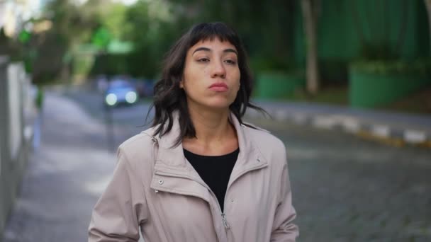 Одна Виснажлива Іспаномовна Молода Жінка Виходить Вулицю Впевнена Дівчина Йде — стокове відео