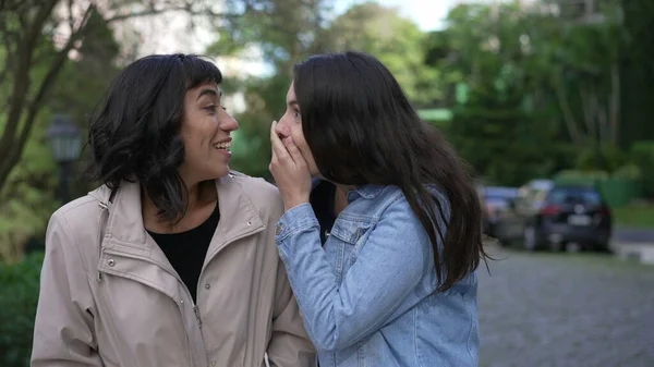 Female Friend Reacting Shock Surprise News While Walking Two Friends — Fotografia de Stock