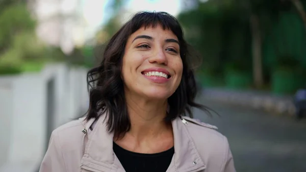 Smiling Happy Young Woman Walking Portrait Face One Hispanic Latina — Stock Fotó