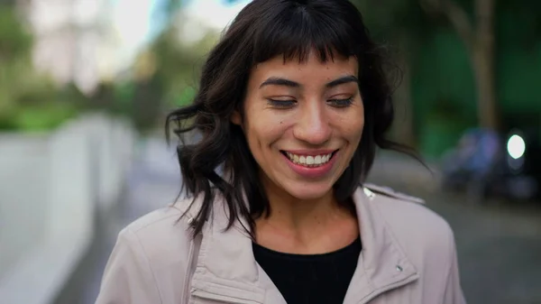 Smiling Happy Young Woman Walking Portrait Face One Hispanic Latina — Fotografia de Stock