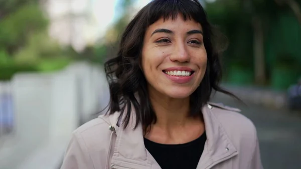 Smiling Happy Young Woman Walking Portrait Face One Hispanic Latina — Fotografia de Stock