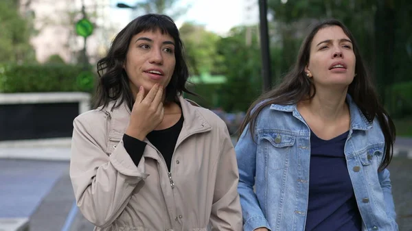 Two Girlfriends Walking Gossiping Together Female Friends Conversation Walk — Foto de Stock