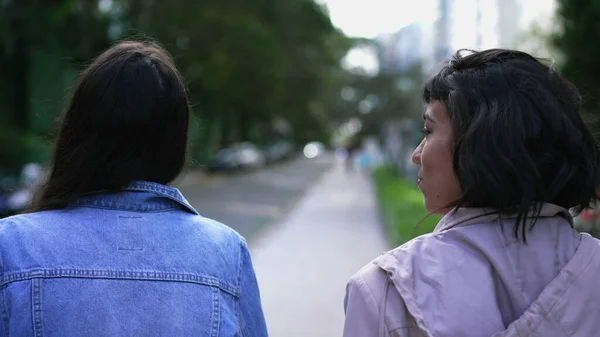 Дві Молоді Жінки Виходять Вулицю Разом Дві Подружки Спілкуються — стокове фото