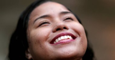 Neşeli, gülümseyen İspanyol kadın yüzü yağmurda