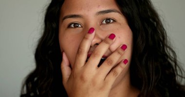 İspanyol kız elleriyle ağzını kapattığı için şaşırdı.