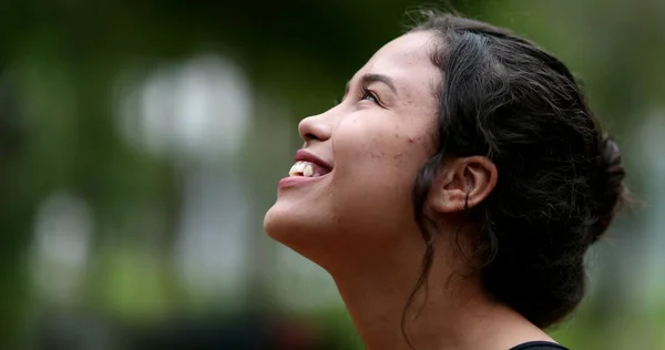Profil Meditatif Gadis Membuka Mata Dan Tersenyum Wanita Kontemplatif Luar — Stok Foto