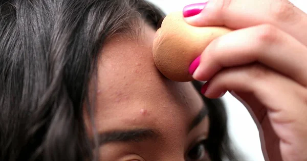 Latina Girl Applying Make Hispanic Young Woman Applies Makeup Front — Fotografia de Stock
