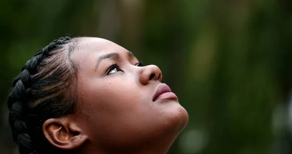 Hopeful African Woman Standing Looking Sky Contemplation — Zdjęcie stockowe