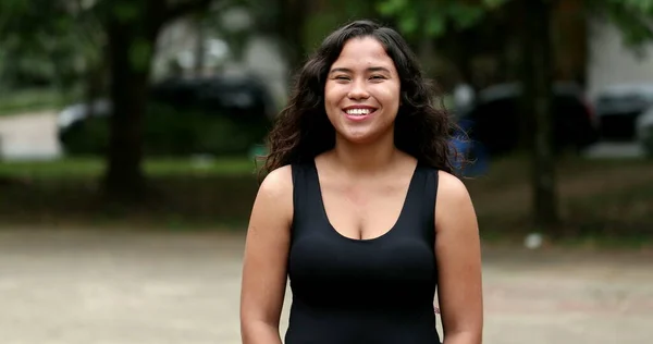 Hispanic Young Woman Smiling Camera Park Casual Real People Series — Fotografia de Stock