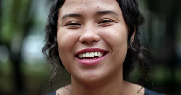 Gambar Wanita Hispanik Tersenyum Gadis Remaja Yang Gembira Santai Tertawa — Stok Foto