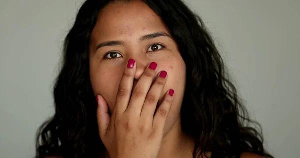 Gadis Hispanik Terkejut Reaksi Mengejutkan Meliputi Mulut Dengan Tangan — Stok Foto