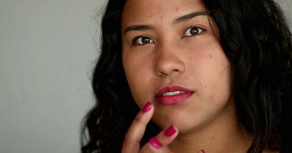 Hispanic Girl Shock Surprise Reaction Covering Mouth Hands — Stock Photo, Image