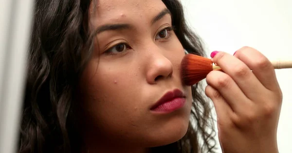 Spanyol Kız Aynanın Karşısına Makyaj Malzemesi Sürüyor — Stok fotoğraf