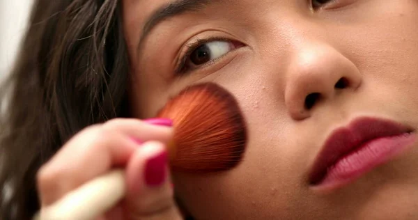 Hispanic Girl Applies Make Front Mirror Reflection — Stockfoto