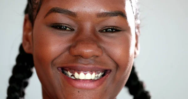 Hapy Молода Африканська Жінка Посміхається — стокове фото