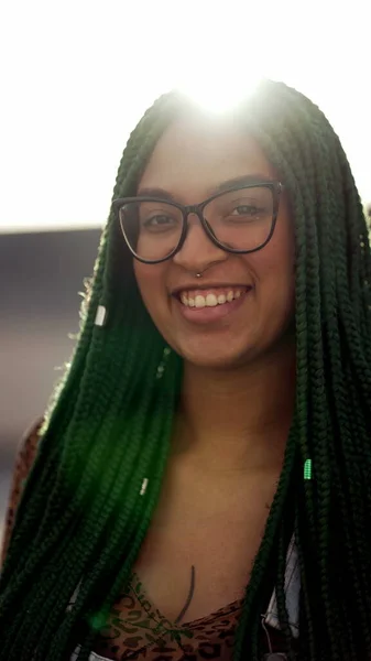 Latina Girl Box Braids Hairstyle Smiling Camera Standing Flare — Stock Photo, Image