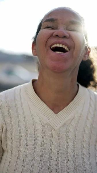 Seorang Wanita Senior Yang Bahagia Tersenyum Depan Kamera Potret Orang — Stok Foto