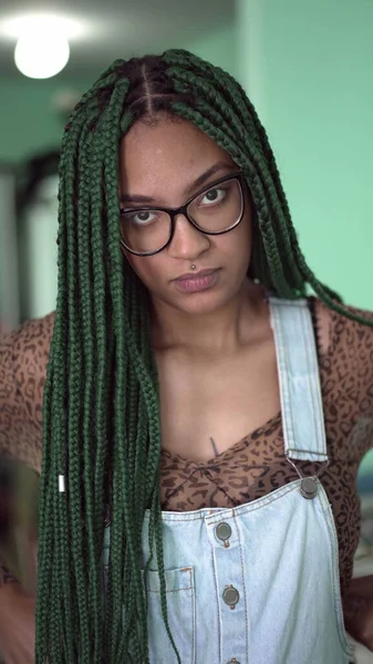 Чорна Іспаномовна Молода Жінка Зеленими Дредлоками Дивиться Камеру — стокове фото