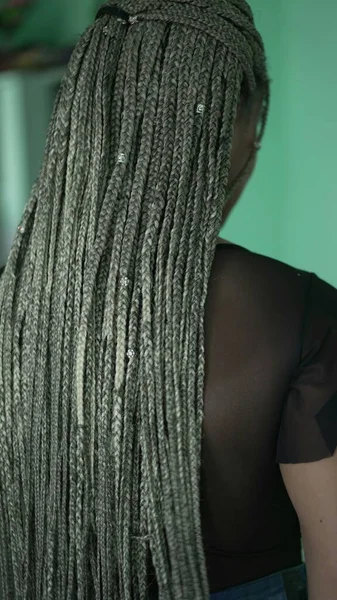 Black Latina Girl Dreadlocks Hair African Woman Plays Box Braids — Stockfoto