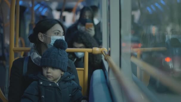 Parent Child Riding Bus Pandemic Wearing Covid Face Mask — Stockvideo