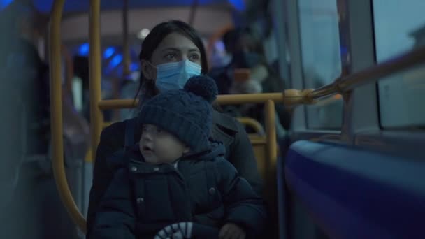 Мати Їде Автобусом Немовлям Колінах Під Час Маски Обличчя — стокове відео