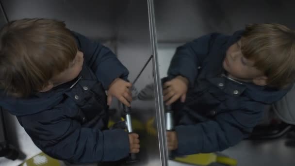 Παιδί Μέσα Στο Ασανσέρ Κοιτάζει Την Αντανάκλαση Του Καθρέφτη Παιδί — Αρχείο Βίντεο