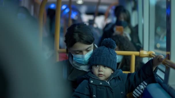 Mother Baby Toddler Riding Bus Wearing Surgical Face Mask — Vídeo de Stock