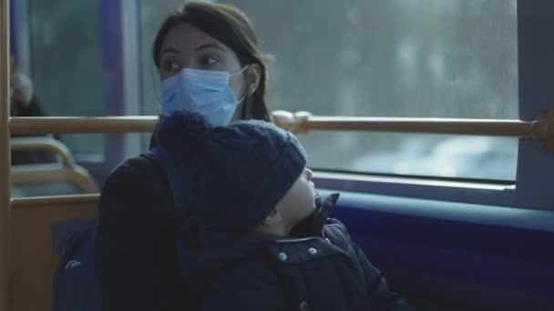 Мать Носит Маску Ковид Малышом Внутри Автобуса Общественного Транспорта — стоковое видео