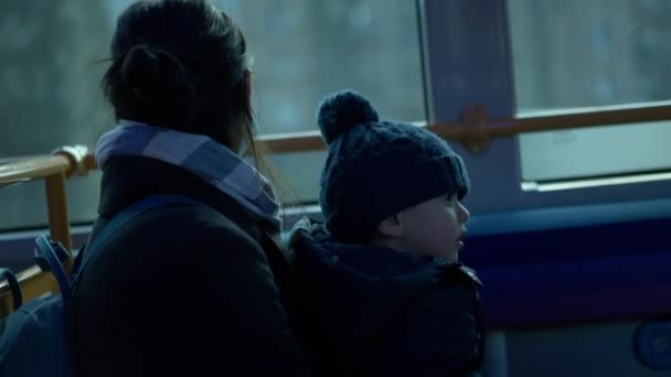 Μητέρα Ιππασία Δημόσια Συγκοινωνία Λεωφορείων Ενώ Κρατώντας Μωρό Στην Αγκαλιά — Αρχείο Βίντεο
