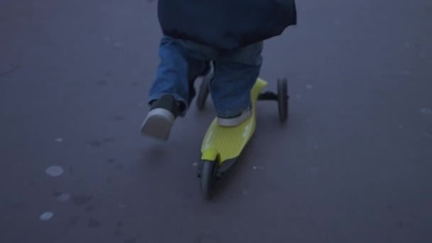 Child Riding Three Wheeled Scooter City Sidewalk — 图库视频影像